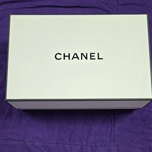 CHANEL White and Black Wallet Gift Box